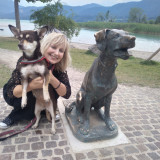 Maddy und ich neben Thomas Manns Hund "Bauschan" vom Bildhauer Quirin Roth in Gmund am Tegernsee.
