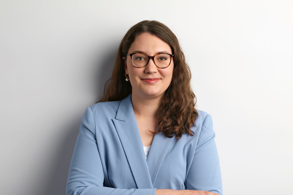 Antonia Hillberg Porträt von Antonia Hillberg in einem blauen Blazer.