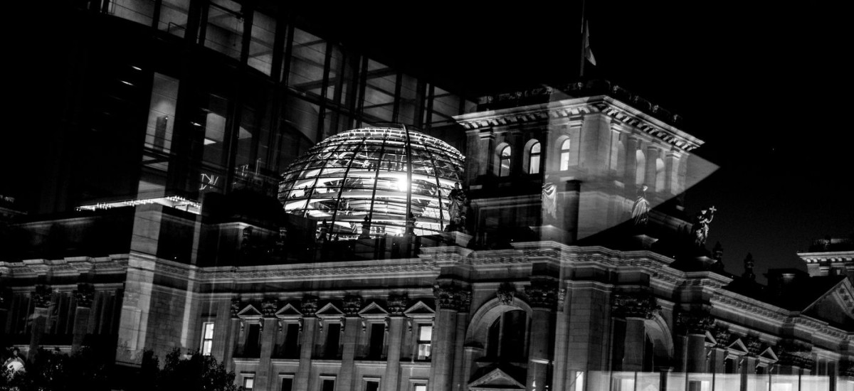 Reichstagsgebäude bei Nacht