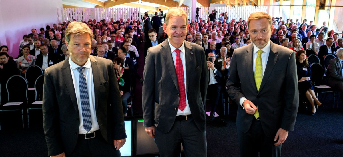 Robert Habeck (Grüne), Reinhold von Eben-Worlee, (Präsident Familienunternehmer), Christian Lindner (FDP), 2022
