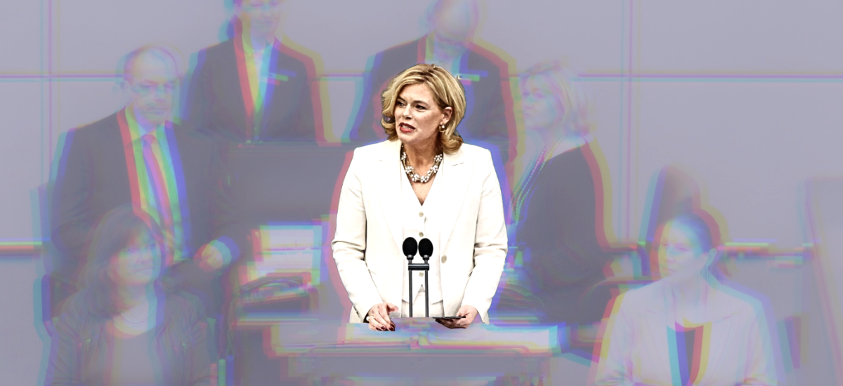 Julia Klöckner am Pult des Bundestagspräsidiums im Deutschen Bundestag