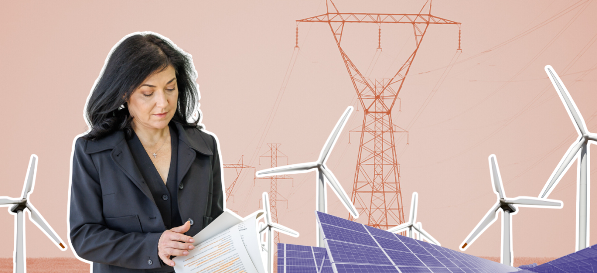 Collage mit Katherina Reiche, die in einem Dokument blättert, vor Windrädern, Solarzellen und Strommasten