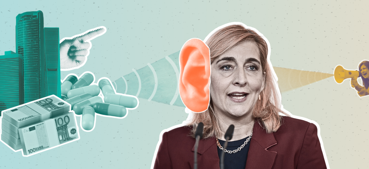 Collageartige Grafik zur Pharmalobby. Im Mittelpunkt steht Gesundheitsministerin Nina Warken an Mikrofonen, daneben überdimensioniert groß, ein orangefarbenes Ohr, das nach links zeigt. Links sind Hochhäuser, Geldscheine, Tabletten und eine drohende Hand mit ausgestecktem Zeigefinger zu sehen, symbolisch für die mächtige und finanzstarke Pharmalobby. Rechts ruft eine Person durch ein Megafon, symbolisch für andere Stimmen, findet aber auf ihrer Seite kein großes Ohr.
