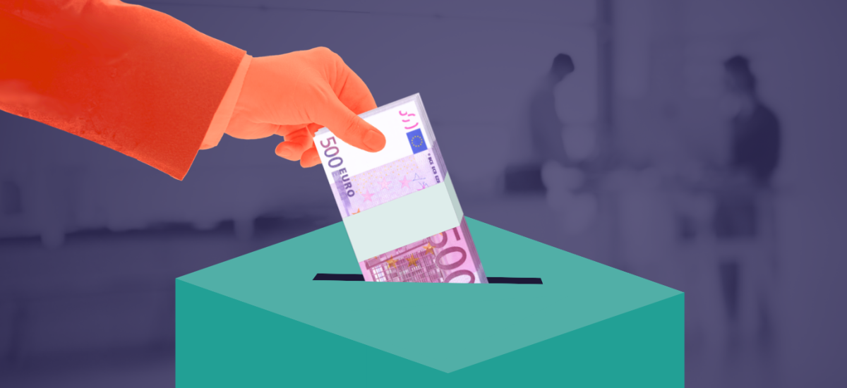 Eine orange eingefärbte Hand steckt ein Bündel aus 500-Euro-Scheinen in eine türkisfarbene Wahlurne. Im violett getönten Hintergrund sind unscharf zwei Personen im Wahllokal zu sehen.