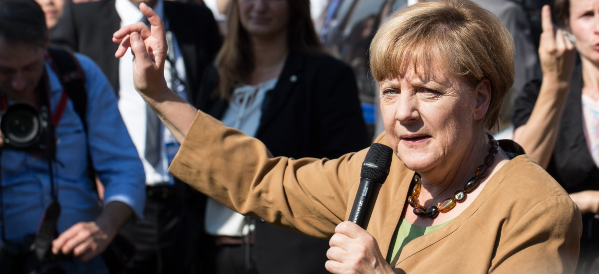 Angela Merkel vor einer Gruppe Menschen