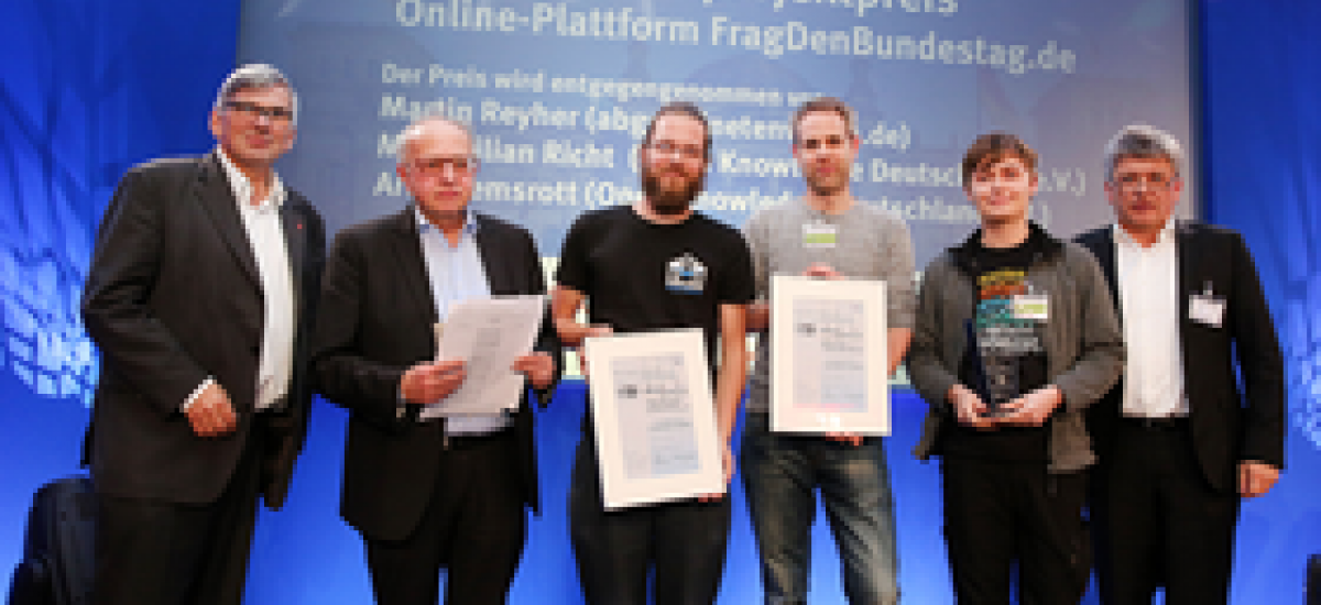 Foto Preisverleihung Otto Brenner Preis 2016 für FragDenBundestag