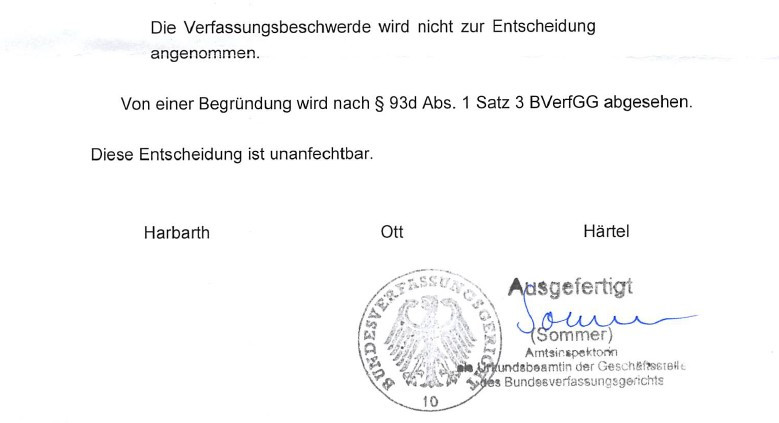 Ausriss aus Abweisungsschrift des Bundesverfassungsgerichts mit folgendem Text: "Die Verfassungsbeschwerde wird nicht zur Entscheidung angenommen. Von einer Begründung wird nach § 93d Abs. 1 Satz 3 BVerfGG abgesehen. Diese Entscheidung ist unanfechtbar. Harbarth, Ott, Härtel"