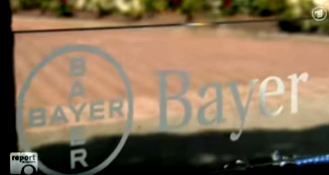 Bayer-Firmenschild vor BfR-Gebäude (Screenshot Report-München-Beitrag von 2012)