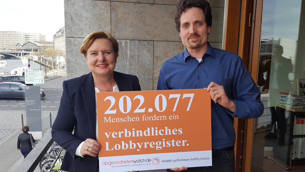 Eva Högl, SPD und Roman Ebener mit unserem Plakat für 202.077 Unterschriften zum Thema Lobbyregister