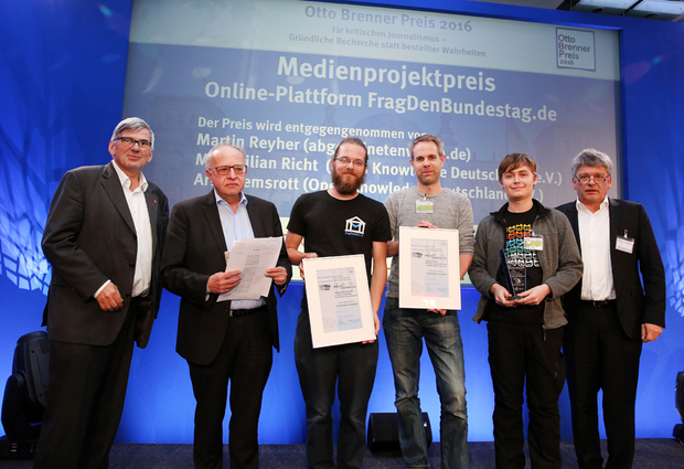 Foto Preisverleihung Otto Brenner Preis 2016 für FragDenBundestag