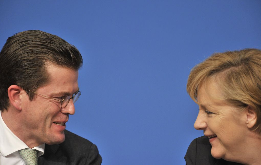 Interne Unterlagen: Angela Merkel bat Guttenberg um Argumentationshilfe