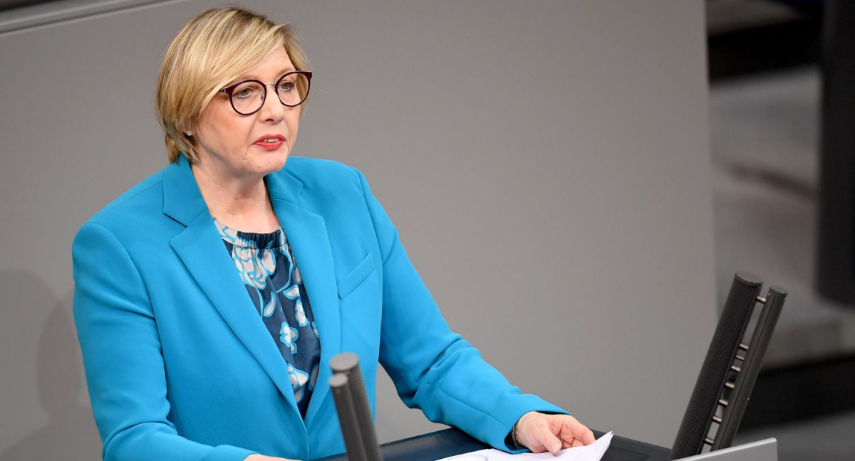 Fragwürdige Personalie CDUVerteidigungsexpertin beschäftigt Ehefrau