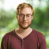 Paul Bunjes Das Bild zeigt mich vor einem grünen Hintergrund.