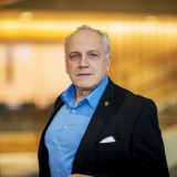 Martin Grath Martin Grath im Landtag von Baden-Württemberg. Stehend mit blauem Hemd und dunklem Sakko.