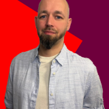 André Röthel vor einer roten Hintergrund