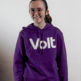 Marie Nadine Lenke Marie Nadine Lenke vor einer weißen Wand. Sie trägt einen lila Pullover mit dem weißen Schriftzug Volt auf der Brust. Sie lächelt. Ihre Haare sind dunkelbraun und zu einem Pferdeschwanz gebunden. Sie trägt eine Brille.