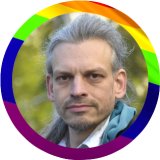 Ein Foto von Christian Bläul, darum eine Regenbogenfahne