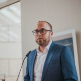 Bastian Hartmann Der Landtagsabgeordnete Dr. Bastian Hartmann steht am Redepult im Landtag NRW.