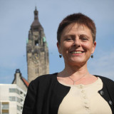 Marlene Cieschinger vor dem Rathaus Charlottenburg