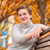 Foto von Thea-Helene Gieroska mit Herbstbäumen im Hintergrund 