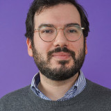 Ein Foto von Rafael Kaaz vor einem lila Hintergrund