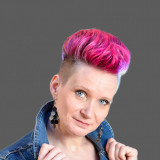 Powerfrau, nicht Mainstream… Undercut und leuchtend pinke Haare