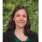 Cordula Markert Cordula Markert, eine junge Frau, in grüner Bluse und schwarzem Blaser vor einem grünen Hintergrund