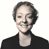 Nadine Heselhaus Portrait lächelnd in schwarz-weiß