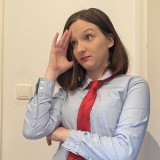Lisa-Marie Rosien Die Kandidatin fässt sich an den Kopf, ihr verzweifelter Blick wurde durch die jahrelange Politik alter weißer Männer hervorgerufen