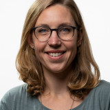 Imke Pirch Hier sehen Sie mich, Imke Pirch. Eine junge Frau, 30 Jahre alt. Ich lächel freundlich und schaue Sie an.