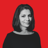 Derya Türk-Nachbaur Roter Hintergrund, schwarz-weiß Portrait von Derya Türk-Nachbaur