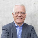 Thomas Zawalski Thomas Zawalski vor einer Betonwand.