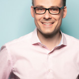 Das Bild zeigt den Kandidaten Dr. Denis Alt als sympathischen Mann mittleren Alters.