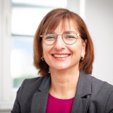 Anja Baier Anja Baier bei der Arbeit im Büro