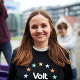 Carina Beckmann Carina Beckmann lächelt optimistisch in die Kamera, denn Sie will in den Bundestag. Im Hintergrund hilft ihr das Team.