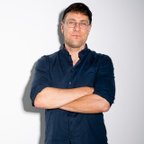 Christian Zebisch, Hemd, Jeans, offener Blick, leichtes lächeln, verschränkte Arme 