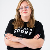 Lisa Pfitzmann Bild von Lisa Pfitzmann mit verschränkten Armen, lächelnd