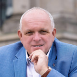 MdB Bernd Schuhmann vor dem Deutschen Bundestag