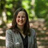 Portraitfoto von Emely Green im Wald. Das Foto wird auch auf den Plakaten verwendet.