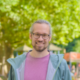André Schulze André Schulze vor grünem Hintergrund aus Bäumen