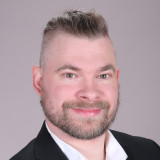 Alexander Freitag Alexander Freitag. Er lächelt und hat eine coole Frisur.