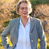 Man sieht eine blonde Frau in der Natur 