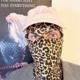 Oliver Beck Kandidat:in mit Leo-Hassi und Antifa Cap vor Poster "for the anarchist who has everything"