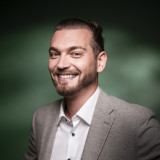 Yannick Veits Yannick Veits blickt lächelnd in die Kamera