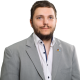 Bild Leon Suchanek, ein weißes Hemd mit zwei offenen Knöpfen und einem grauem Sakko.