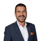 Matthias Schultz Lächelnder mitteleuropäischer Mann mit Hemd und blauen Sakko