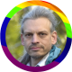 Ein Foto von Christian Bläul, darum eine Regenbogenfahne