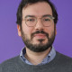 Rafael Kaaz Ein Foto von Rafael Kaaz vor einem lila Hintergrund