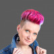 Powerfrau, nicht Mainstream… Undercut und leuchtend pinke Haare