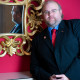 Der Kandidat Jens Bolm steht in PARTEI-Uniform neben einem Spiegel